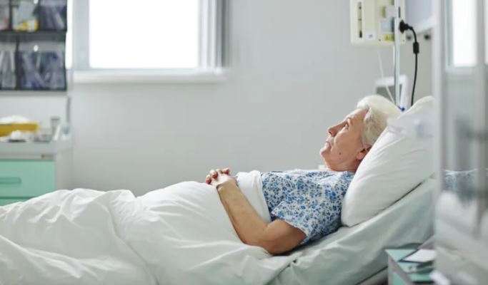 La liste d'attente des maisons de retraite atteint un niveau record - et retient désormais 500 lits d'hôpitaux